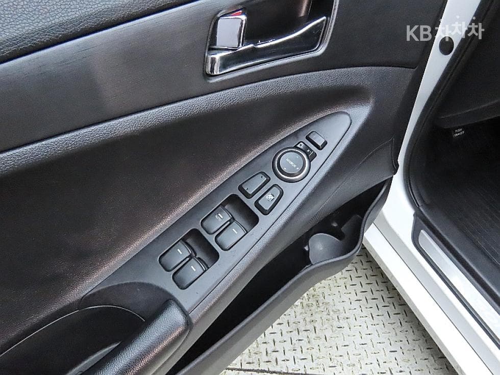 Hyundai YFSonataLPi Premiere - 13
