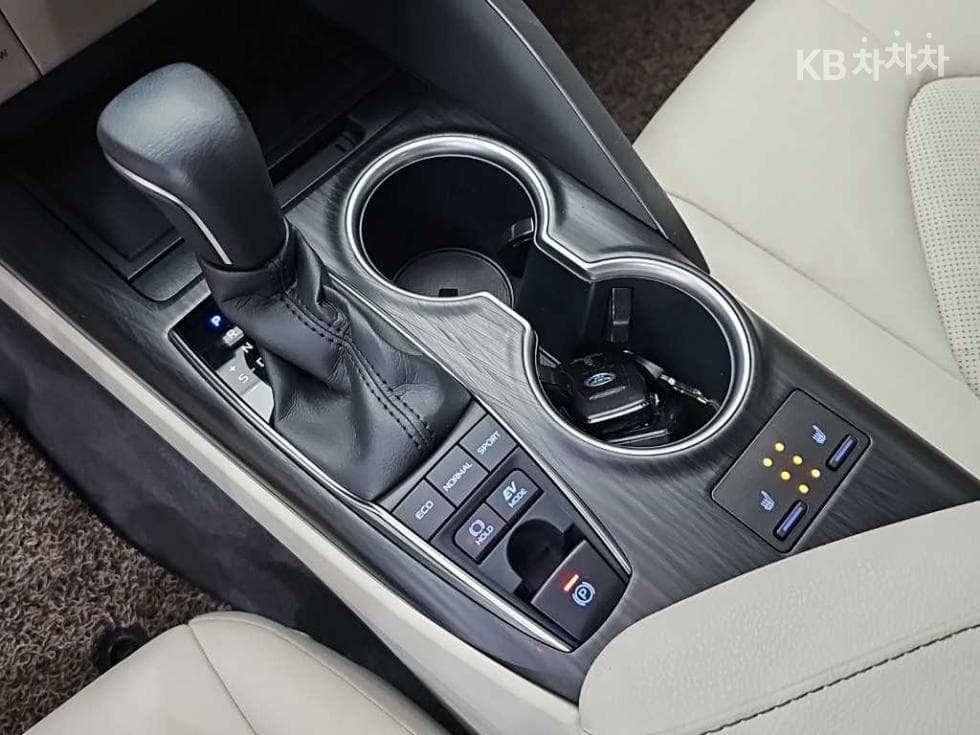 Toyota Camry XV702.5L хибрид XLE - 8