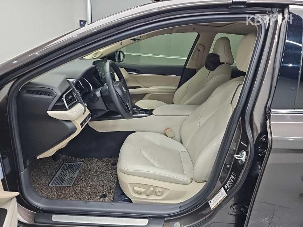 Toyota Camry XV702.5L хибрид XLE - 11