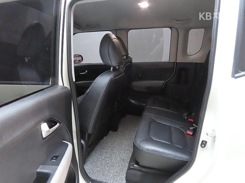Kia The New (facelift) Kia Ray (van)1.0 Gasoline Signature - 11