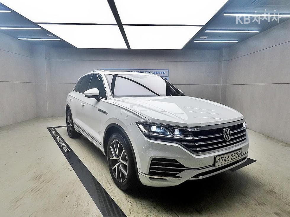 Volkswagen Touareg 3-토 поколение 3.0 Турбо Дизел Инжекция Prestige - Image 1