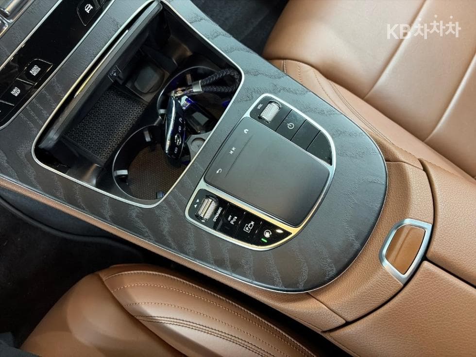 Mercedes-Benz E-Class (W213)E220d 4MATIC AMG Line - 10