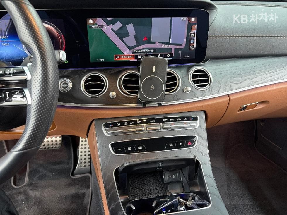 Mercedes-Benz E-Class (W213)E220d 4MATIC AMG Line - 16