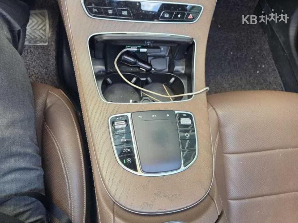 Mercedes-Benz E-Клас (W213)E220d 4MATIC AMG Line - 10