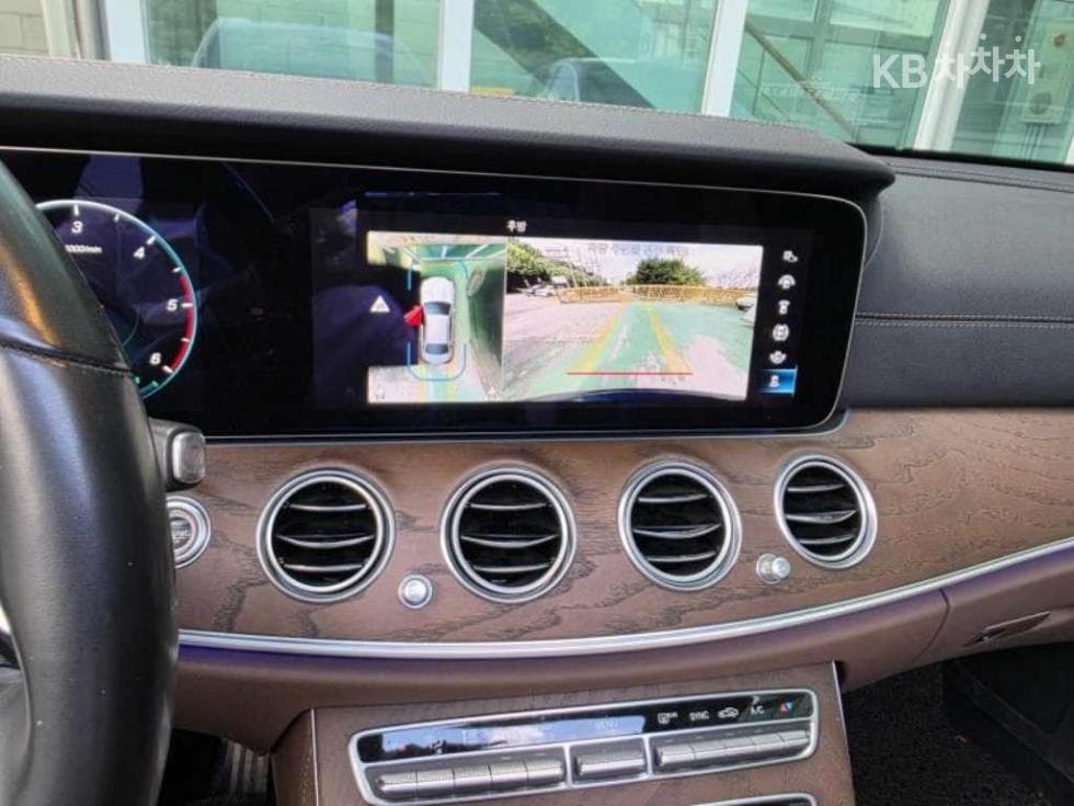 Mercedes-Benz E-Клас (W213)E220d 4MATIC AMG Line - 11