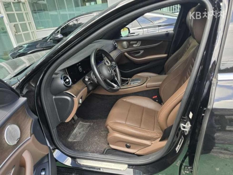 Mercedes-Benz E-Клас (W213)E220d 4MATIC AMG Line - 12
