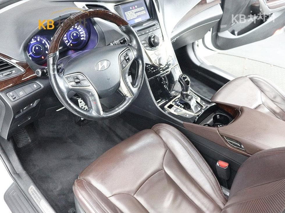 Hyundai Grandeur (Azera)HGHG240 Luxury - 17