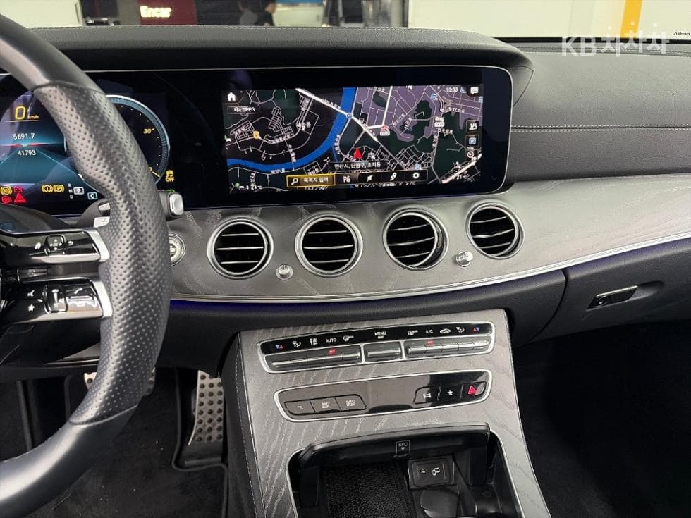 Mercedes-Benz E-Class (W213)E350 4MATIC AMG Line - 10