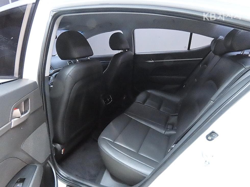 Hyundai Avante (Elantra)AD1.6 GDi Modern - 11