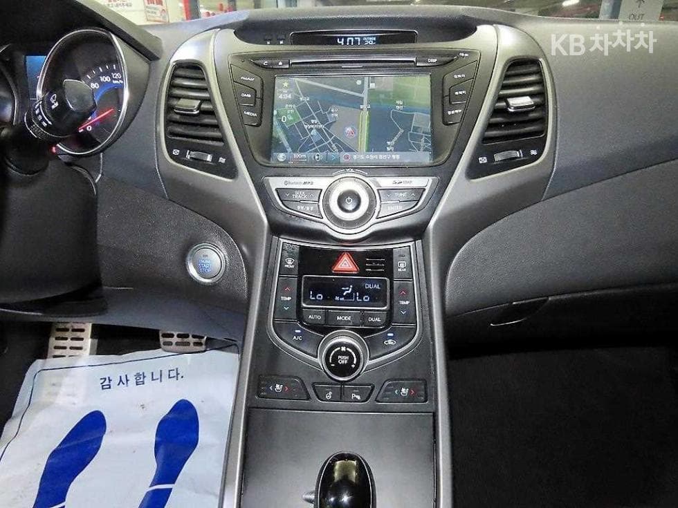 Хюндай The New (фейслифт) Avante (Elantra)1.6 VGT Premium Стандартен - 11