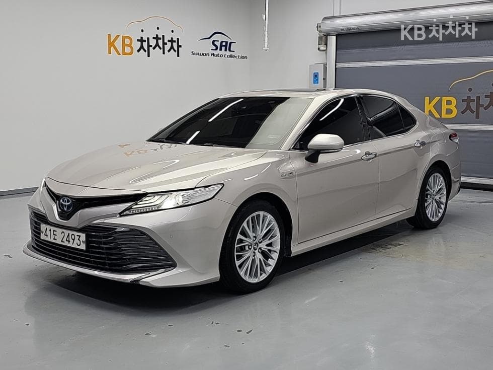 Toyota Camry XV70 2.5L хибрид XLE - Image 1