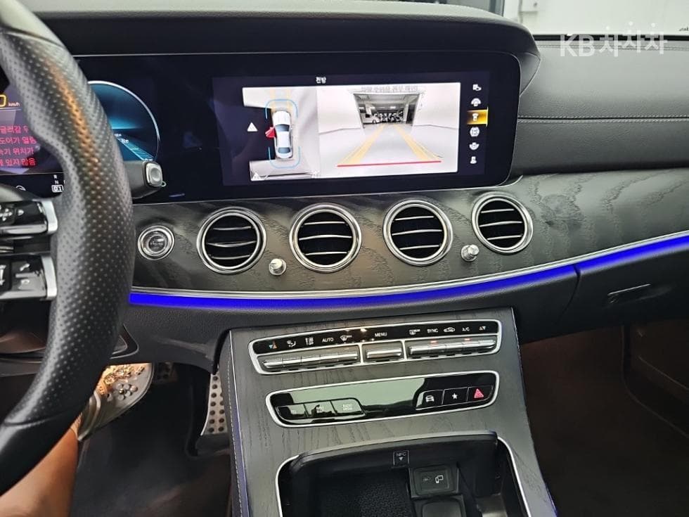 Mercedes-Benz E-Клас (W213)E220d 4MATIC AMG Line - 10