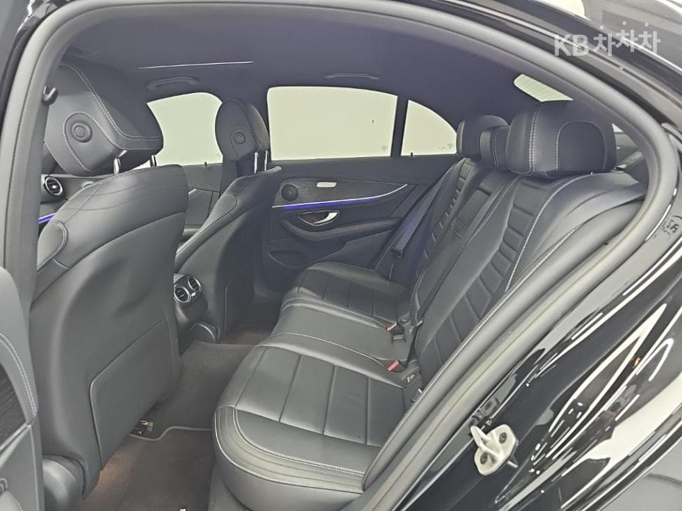 Mercedes-Benz E-Клас (W213)E220d 4MATIC AMG Line - 12