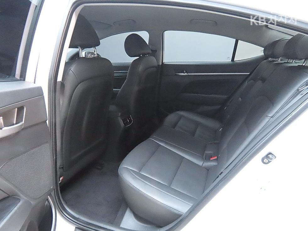 Хюндай The New (фейслифт) Avante (Elantra)1.6 GDi Modern Специал (специален признак/издание) - 11