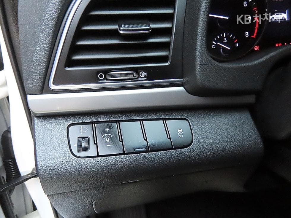 Хюндай The New (фейслифт) Avante (Elantra)1.6 GDi Modern Специал (специален признак/издание) - 12