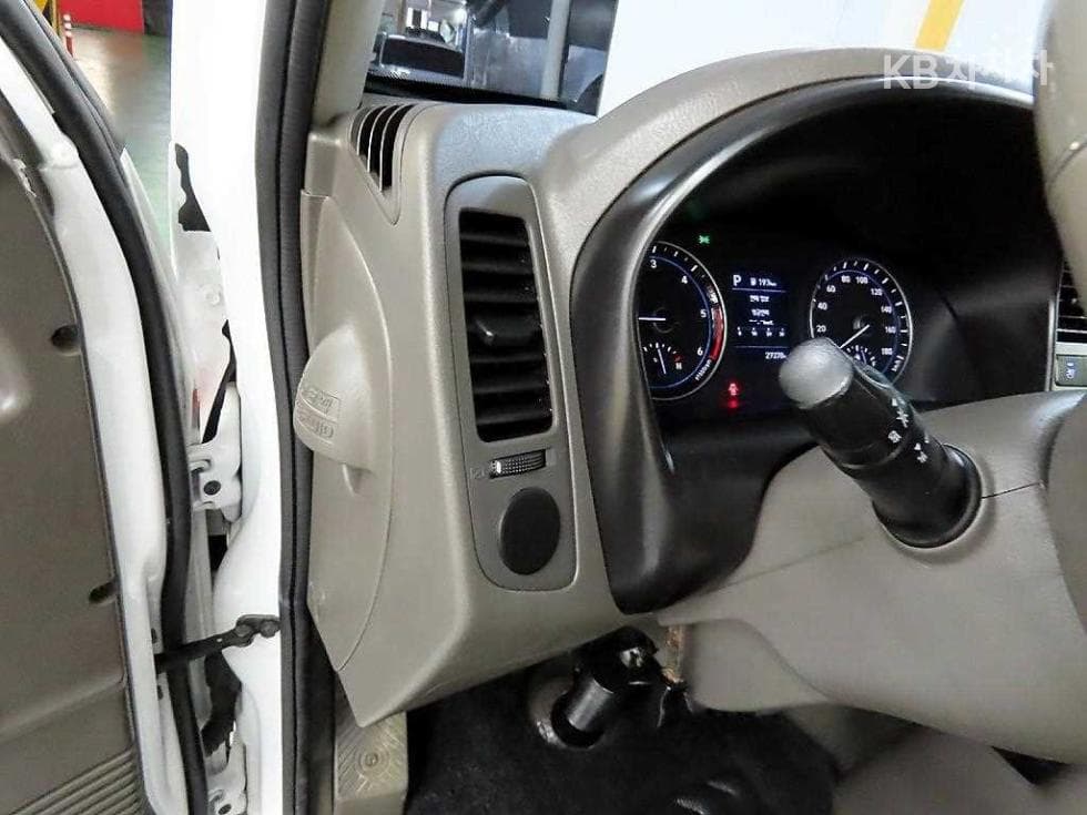 Hyundai Porter 2Extra Long Box Truck Super Cab SUP - 11