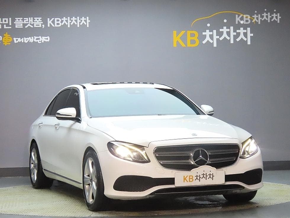 Mercedes-Benz E-Class (W213)E200 Avantgarde - 3