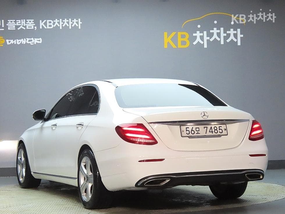 Mercedes-Benz E-Class (W213)E200 Avantgarde - 4