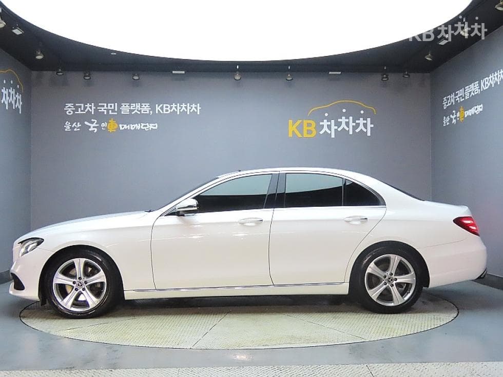 Mercedes-Benz E-Class (W213)E200 Avantgarde - 5
