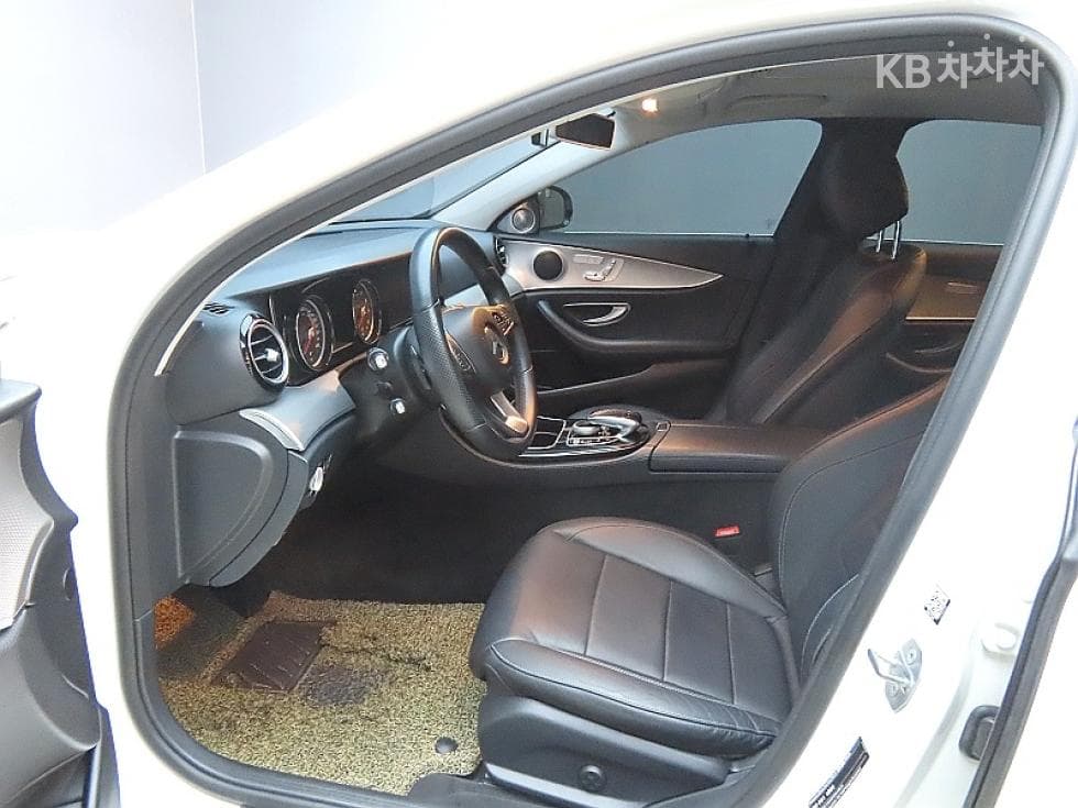 Mercedes-Benz E-Class (W213)E200 Avantgarde - 10