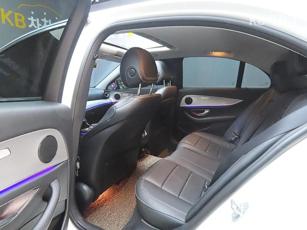 Mercedes-Benz E-Class (W213)E200 Avantgarde - 11