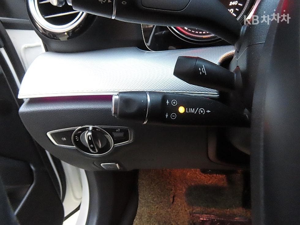 Mercedes-Benz E-Class (W213)E200 Avantgarde - 12