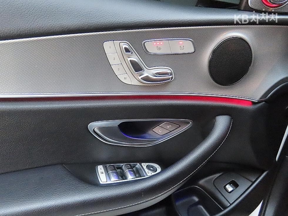 Mercedes-Benz E-Class (W213)E200 Avantgarde - 13