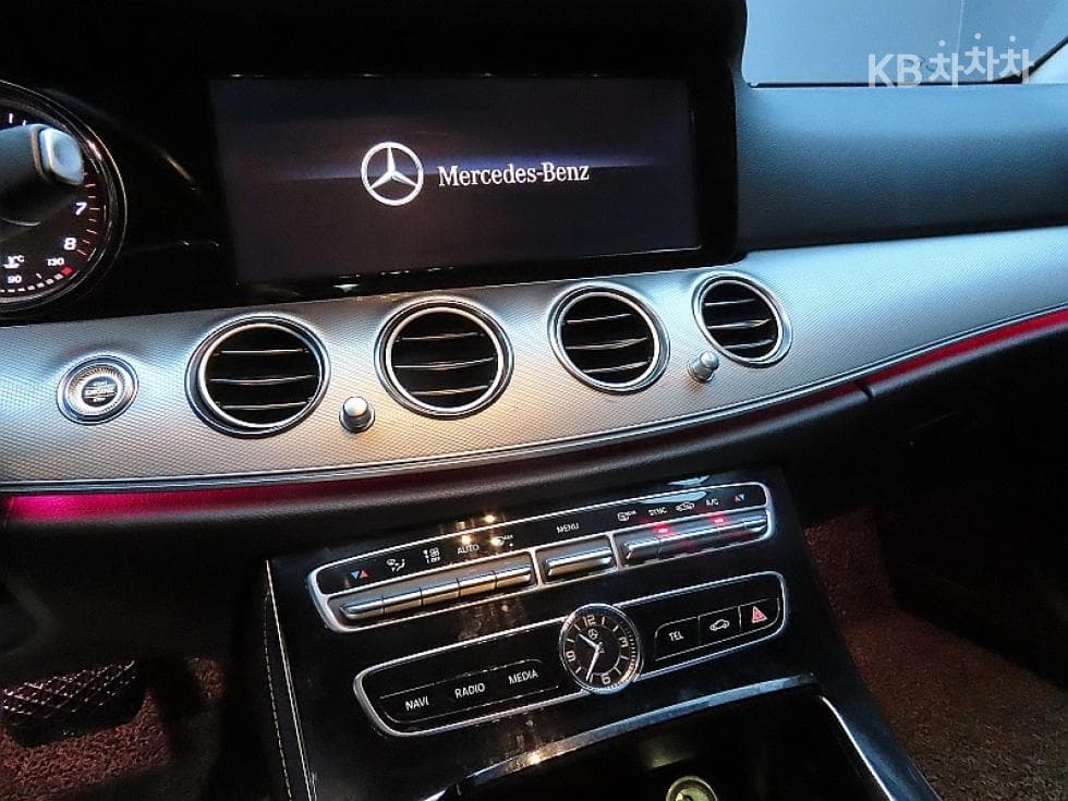 Mercedes-Benz E-Class (W213)E200 Avantgarde - 16