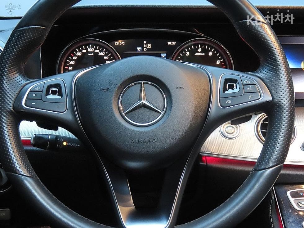 Mercedes-Benz E-Class (W213)E200 Avantgarde - 17
