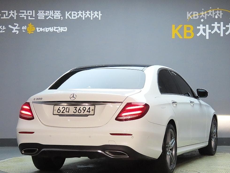 Mercedes-Benz E-Class (W213)E300 AMG Line - 2