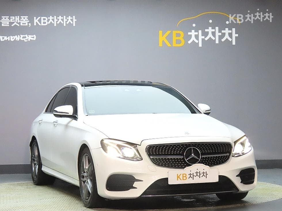 Mercedes-Benz E-Class (W213)E300 AMG Line - 3