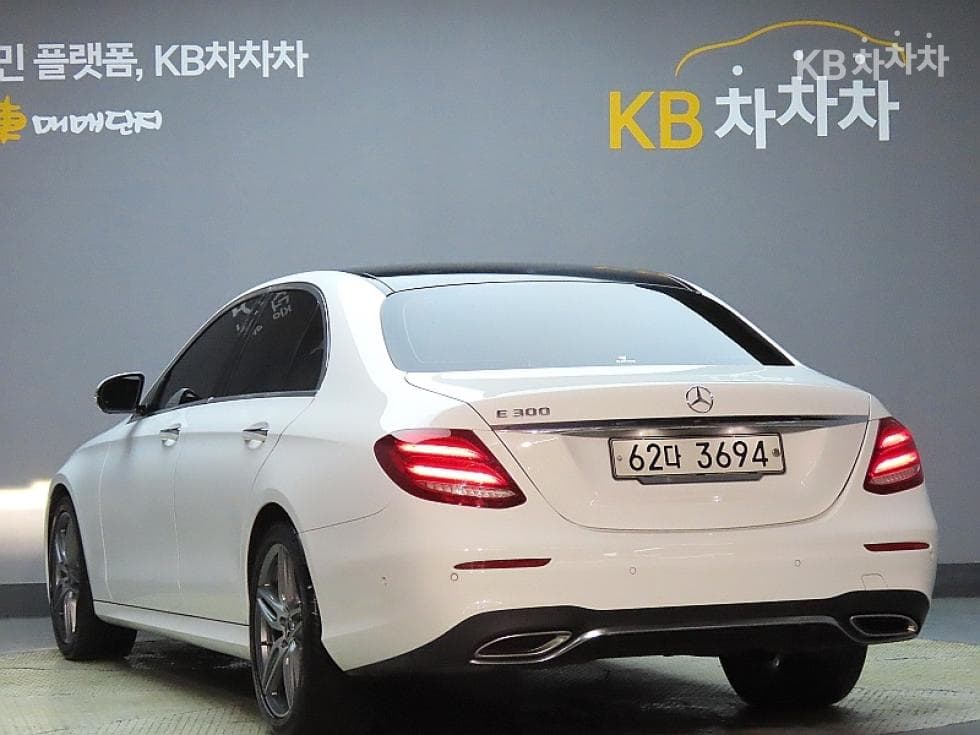 Mercedes-Benz E-Class (W213)E300 AMG Line - 4