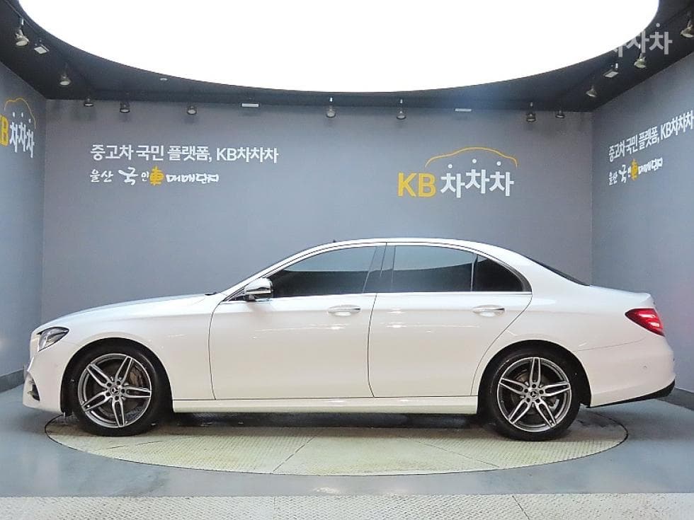 Mercedes-Benz E-Class (W213)E300 AMG Line - 5