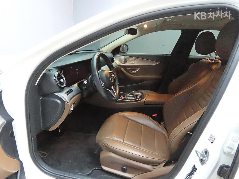 Mercedes-Benz E-Class (W213)E300 AMG Line - 10