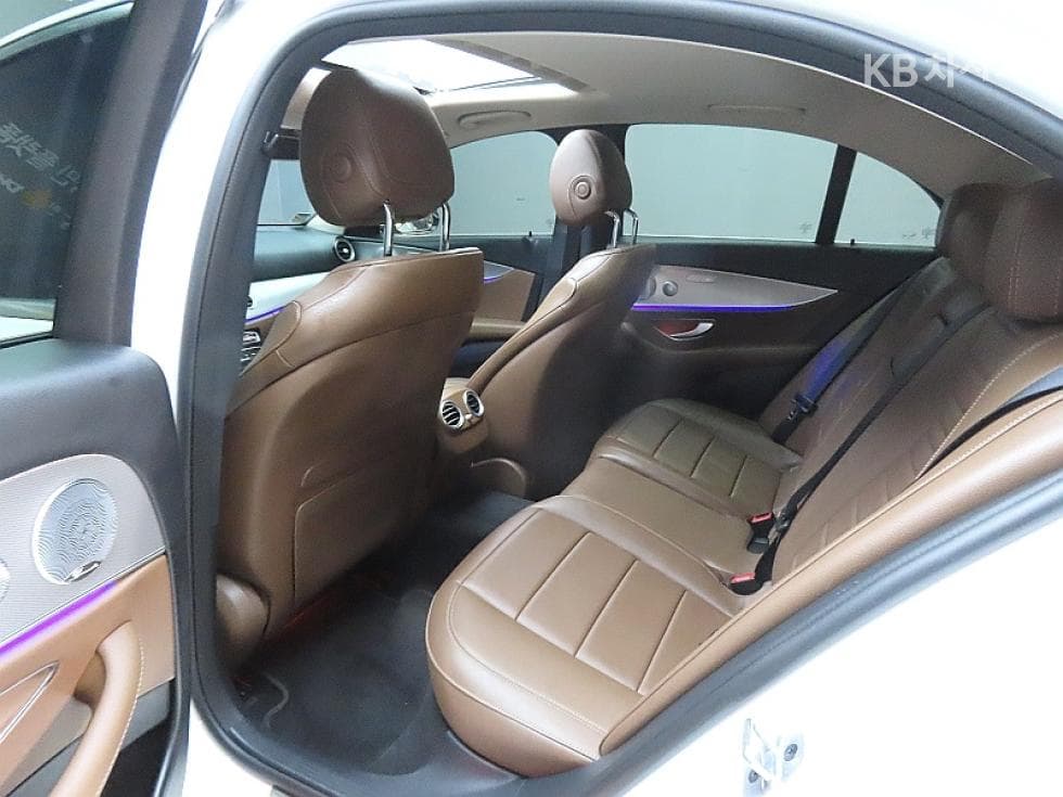 Mercedes-Benz E-Class (W213)E300 AMG Line - 11