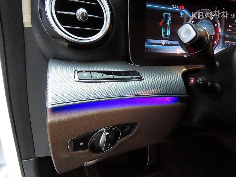 Mercedes-Benz E-Class (W213)E300 AMG Line - 12