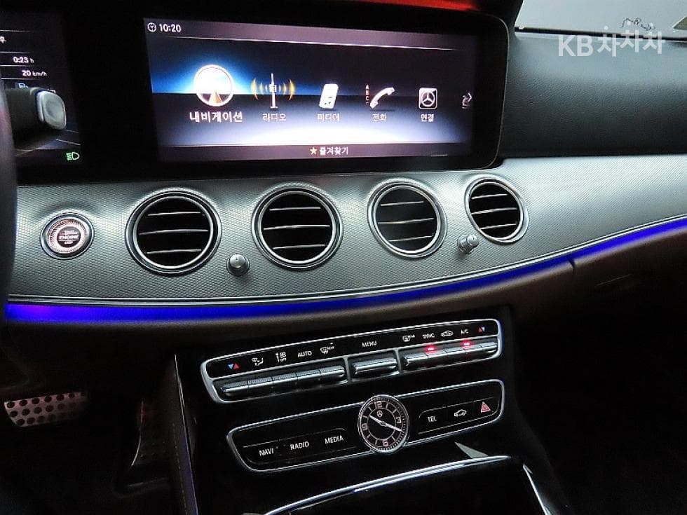 Mercedes-Benz E-Class (W213)E300 AMG Line - 16