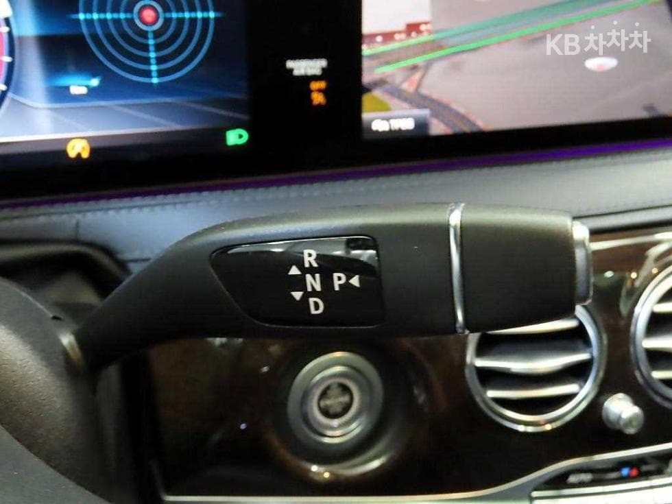 Mercedes-Benz New S-ClassS560L - 12