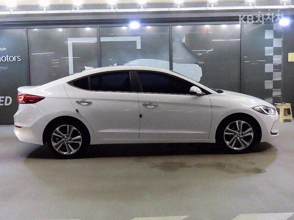 Hyundai Avante (Elantra)AD1.6 GDi Modern Special (special feature/edition) - 3