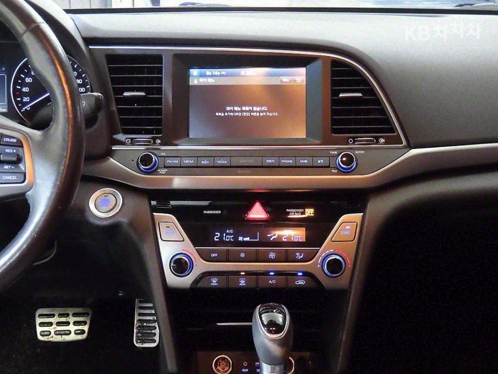 Hyundai Avante (Elantra)AD1.6 GDi Modern Special (special feature/edition) - 11