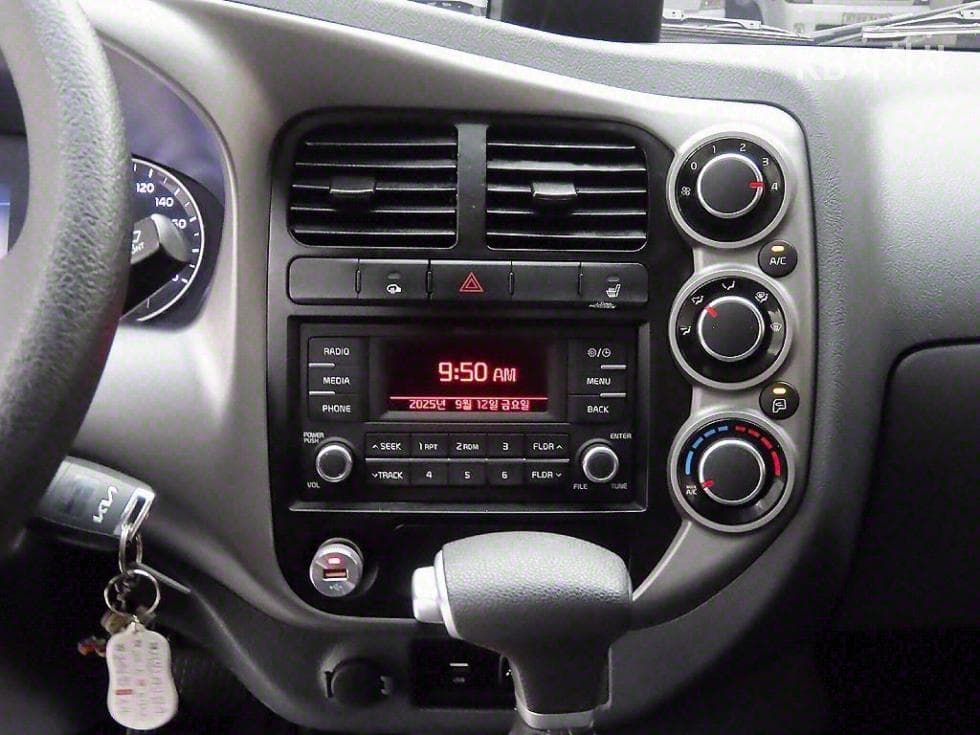 Киа The New (фейслифт) Бонго 3 (лек)Box Truck 1 тон 저상형 Королевска кабина Удължено междуосие LБазов - 8