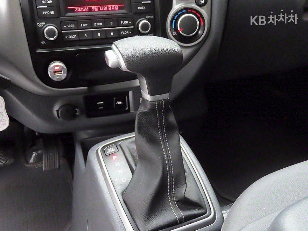 Киа The New (фейслифт) Бонго 3 (лек)Box Truck 1 тон 저상형 Королевска кабина Удължено междуосие LБазов - 9