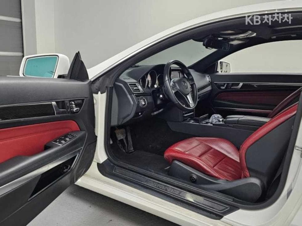 Mercedes-Benz Нов E-КласE200 Купе C207 - 11