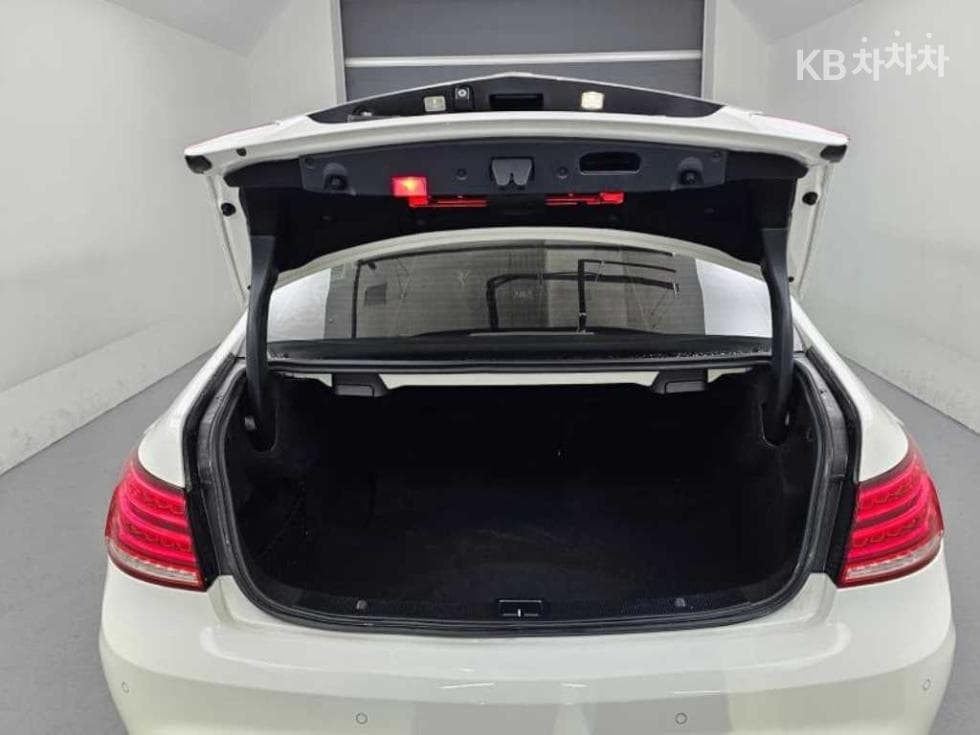 Mercedes-Benz Нов E-КласE200 Купе C207 - 20