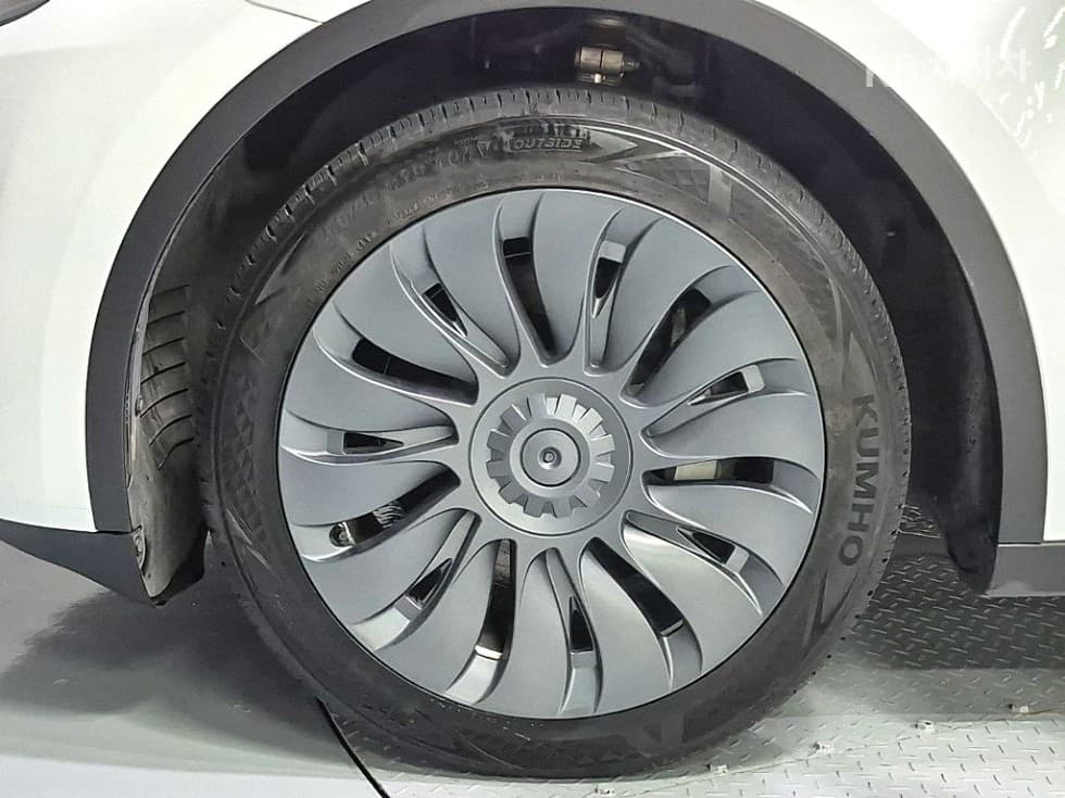 테슬라 Model YRWD Standard - 18