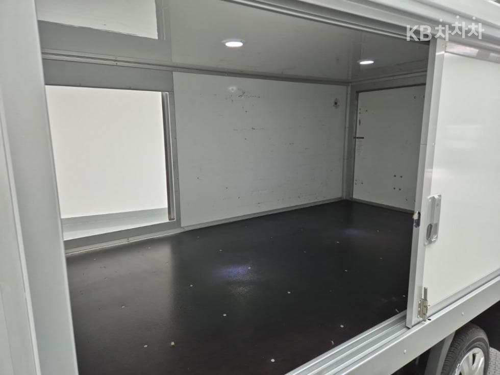 Kia The New (facelift) Bongo 3 (light truck) EVBox Truck 1 Ton 저상형 King Cab Extra Long Standard - 18