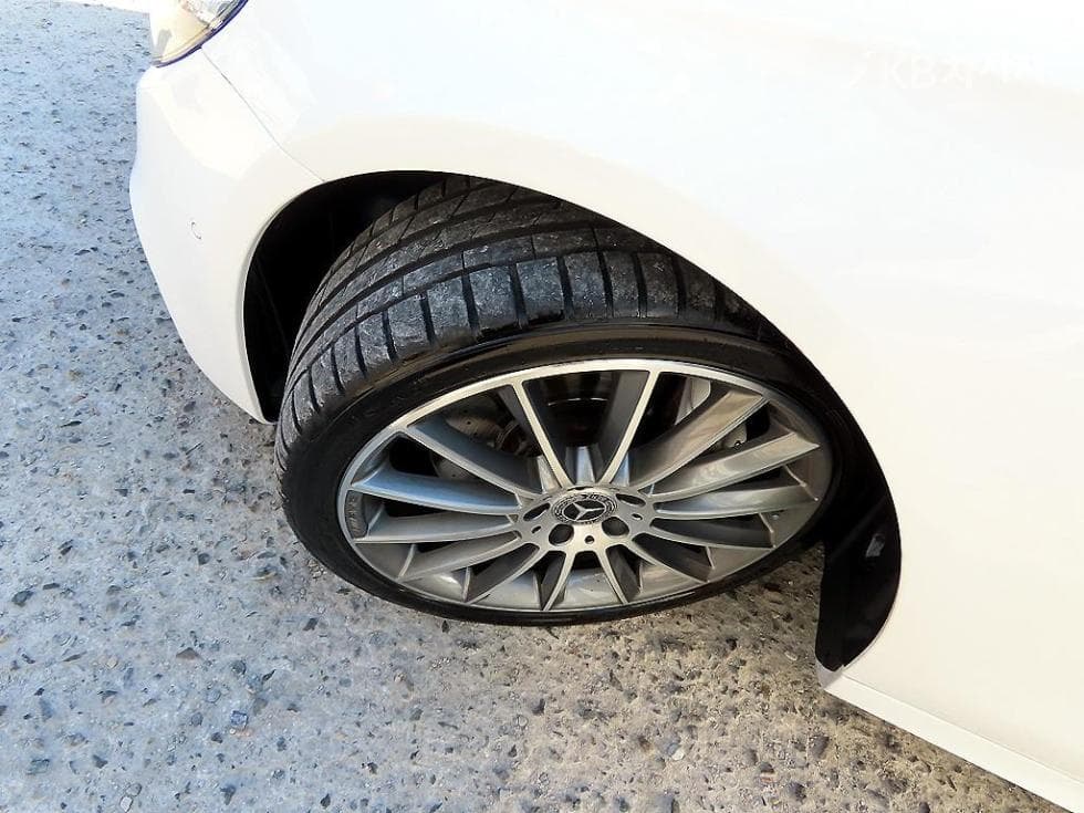 Mercedes-Benz E-Class (W213)E300 4Matic AMG Line - 20