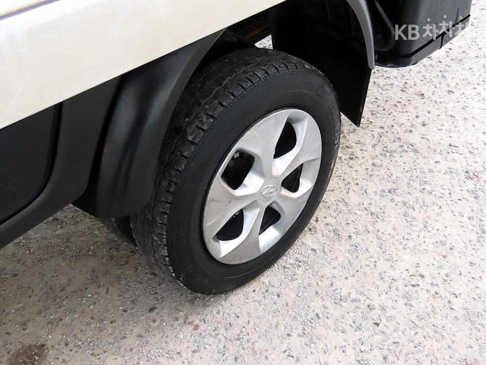 Hyundai Porter 2Extra Long Box Truck Super Cab SUP - 19