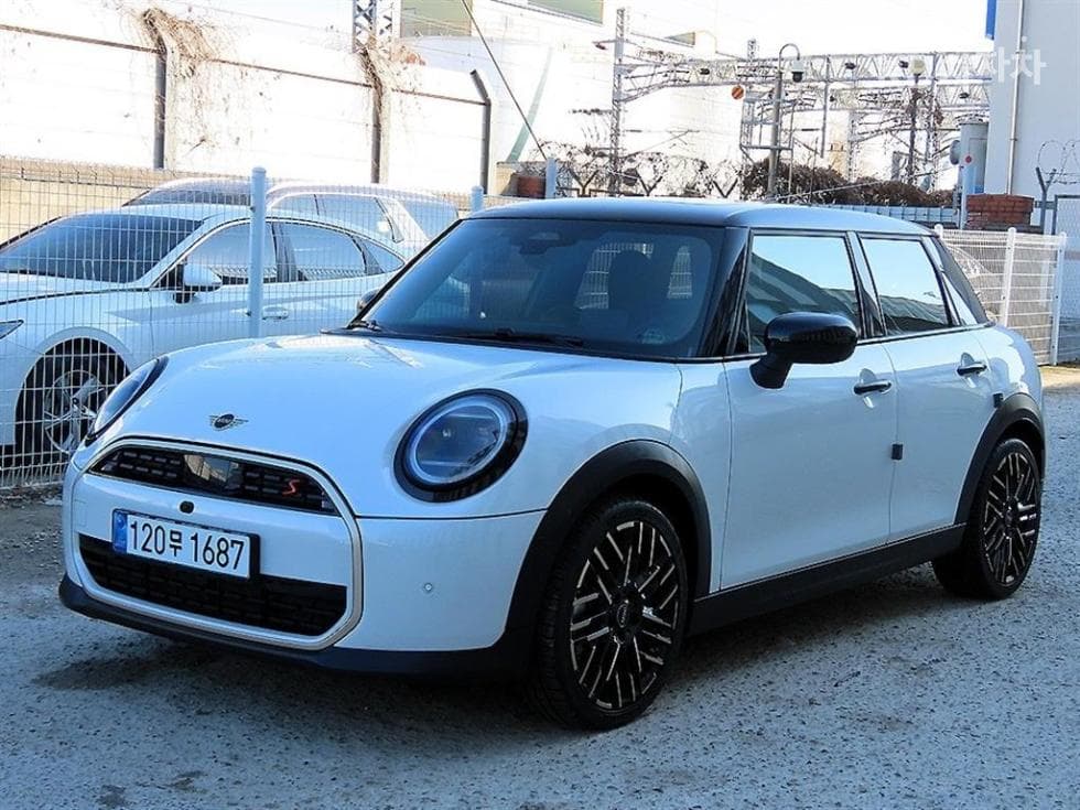 Mini Cooper 4th generation S 2.0 5-door Favoured - Image 1