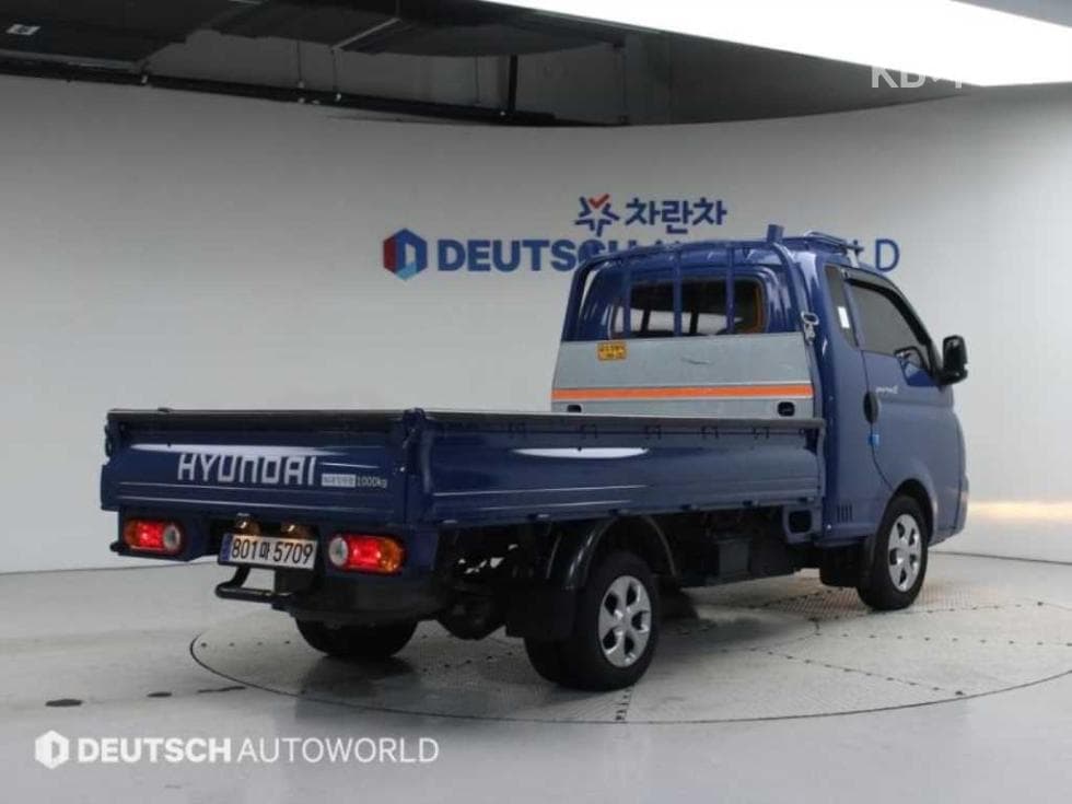 Hyundai Porter 2Extra Long Super Cab LPG Premium - 2